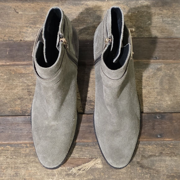 Coach Colleen Designer Gray Suede Ankle Bootie with Side Zip Closure. 8.5 - Picture 4 of 12